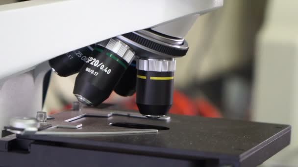 Nahaufnahme Wissenschaftlicher Mikroskope — Stockvideo