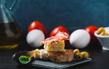 tortilla de patatas, serrano jambonu ve zeytin gibi bazı İspanyolca tapas
