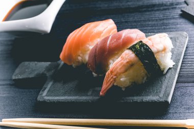 Tahta masada suşi. Zarif Japon restoranı. Retro tarzı