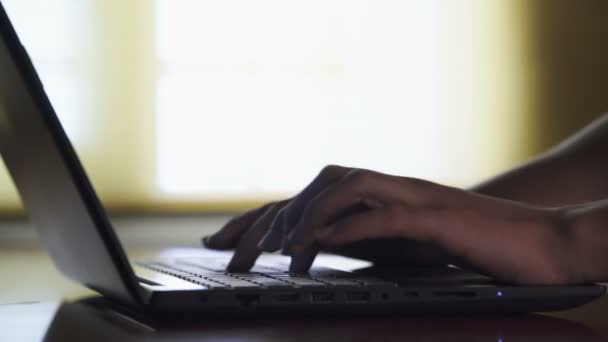 손으로 노트북을 집에서 일하는 — 비디오