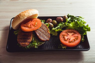 Vegan yemek pişirmek. Seitan vejetaryen burger için vegan et