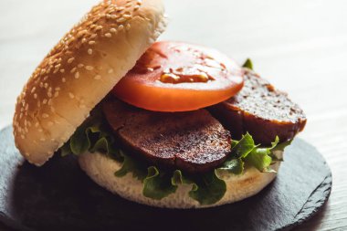 Vegan yemek pişirmek. Seitan vejetaryen burger için vegan et