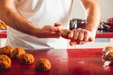 Proses pişirme ev yapımı seitan. Vegan et nasıl yapılır