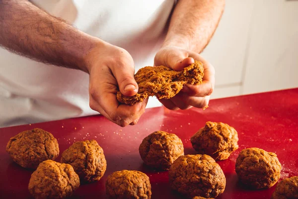 Process Matlagning hemlagad Seitan. Hur man gör vegan kött — Stockfoto