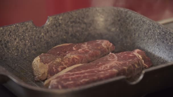 烤架上平底锅中的牛肉切块 — 图库视频影像