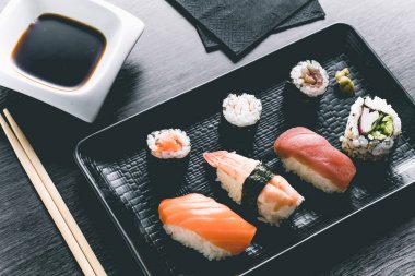 Tahta masada suşi. Zarif Japon restoranı. Retro tarzı