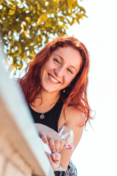 Chica pelirroja feliz en un parque, Primer plano — Foto de Stock