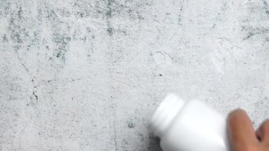 Mavi Pills beton arka plan üzerinde. Yavaş mo %25, 100 fps