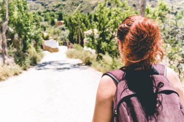 Kırsal köyde köyde yürüyen kız