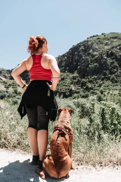 Dziewczyna zbadać Sierra Nevada w lecie z psem — Zdjęcie stockowe
