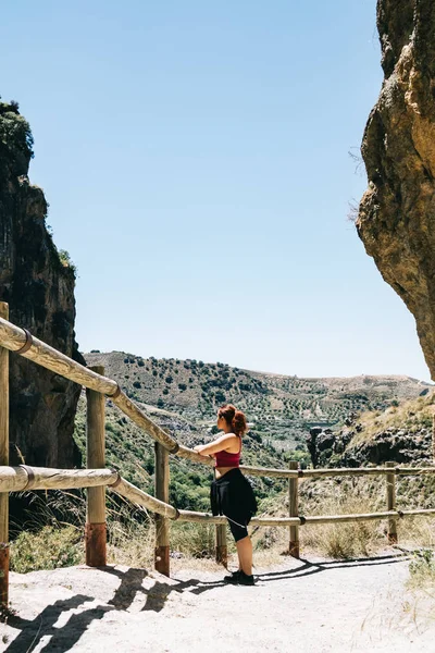 Młoda kobieta kontemplująca krajobraz w Los Cahorros, Granada, Hiszpania — Zdjęcie stockowe