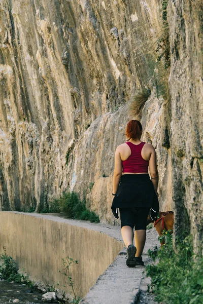 Girl walk w: Los Cahorros, Granda, Hiszpania — Zdjęcie stockowe