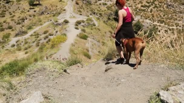 Mujer Joven Con Perro Paseando Por Montaña Ruta Los Cahorros — Vídeos de Stock