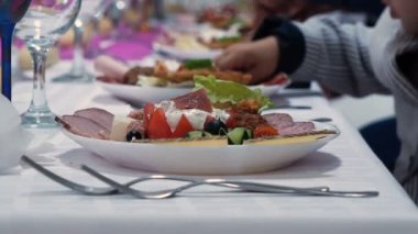 Romen düğününde tipik yemek. Romanya'nın tipik gıda