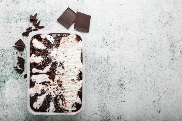 Çikolatalı ve kremalı sandviç kurabiyeli dondurma. Beton arka planda dondurma tatlısı.