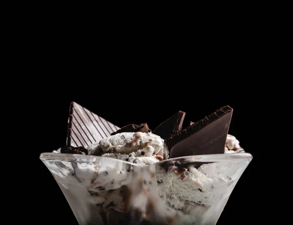 다크 초콜릿 조각과 전문 이탈리아 스트라치아텔라 아이스크림 스쿱. 검은 색 배경에 격리 — 스톡 사진