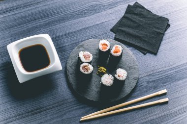 Tahta masada suşi. Zarif Japon restoranı. Retro tarzı