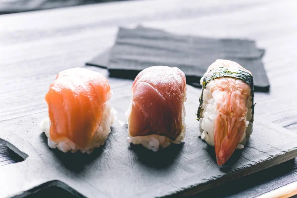 Asya yemekleri yemeye hazır. Suşi restoran