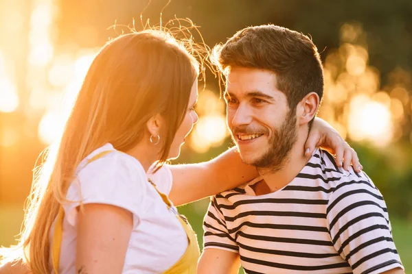 Retrato de um casal feliz grávida em um piquenique . — Fotografia de Stock