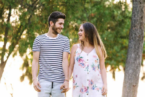 Feliz casal grávida andando no parque e sorrindo — Fotografia de Stock