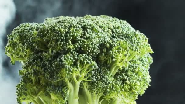 Roterend Broccoli Rook Zwarte Achtergrond — Stockvideo