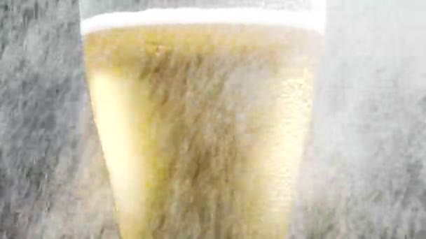 Kaltes Bier Einem Glas Mit Wassertropfen Craft Beer Aus Nächster — Stockvideo