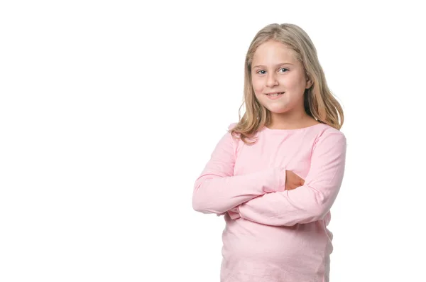 Οκτώ χρονών ξανθό κοριτσάκι χαμογελώντας και με τα χέρια της σταυρωμένα σε λευκό φόντο — Φωτογραφία Αρχείου