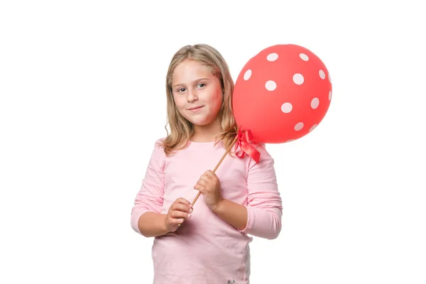 Rubia niña sonriendo a la cámara con un globo sobre fondo blanco —  Fotos de Stock