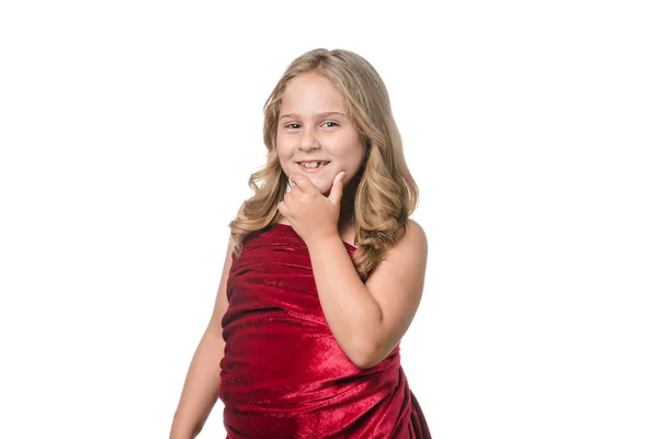 Niña posando con vestido de terciopelo rojo sobre fondo blanco —  Fotos de Stock