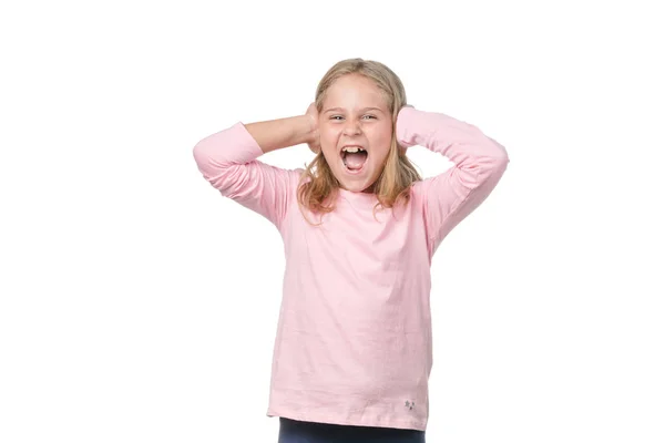 Divertida niña gritando a la cámara sobre fondo blanco —  Fotos de Stock