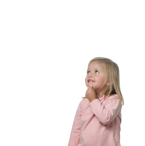 Πορτραίτο μιας ξανθιάς μικρού κοριτσιού που είναι σκεπτική στο λευκό φόντο — Φωτογραφία Αρχείου