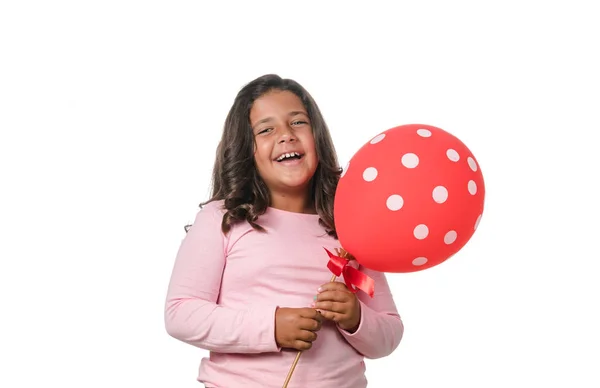 Μελαχρινή κοριτσάκι χαμογελά στην κάμερα με ένα μπαλόνι σε λευκό φόντο — Φωτογραφία Αρχείου
