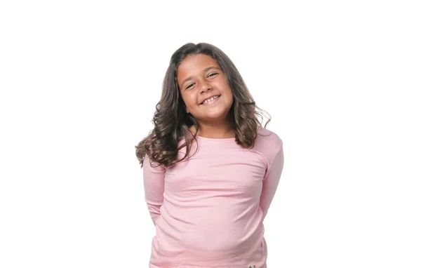 Portrét malé bruneté dívky, která pózovaná na bílém pozadí. — Stock fotografie