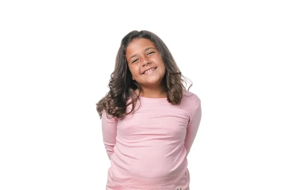 Retrato de una niña morena posando aislada sobre fondo blanco . —  Fotos de Stock