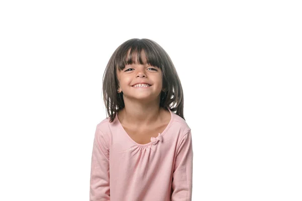 Πορτρέτο ενός μικρού μελαχρινή κορίτσι που θέτουν απομονωμένα σε λευκό φόντο. — Φωτογραφία Αρχείου
