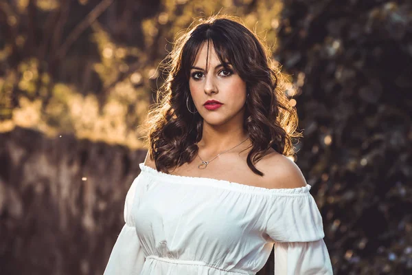 Sonbahar parkında güzel esmer genç kadının Sunset portre