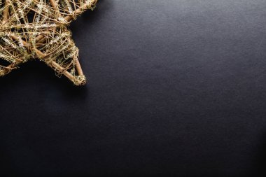 siyah arka plan ve kopyalama alanı üzerinde noel yıldızı