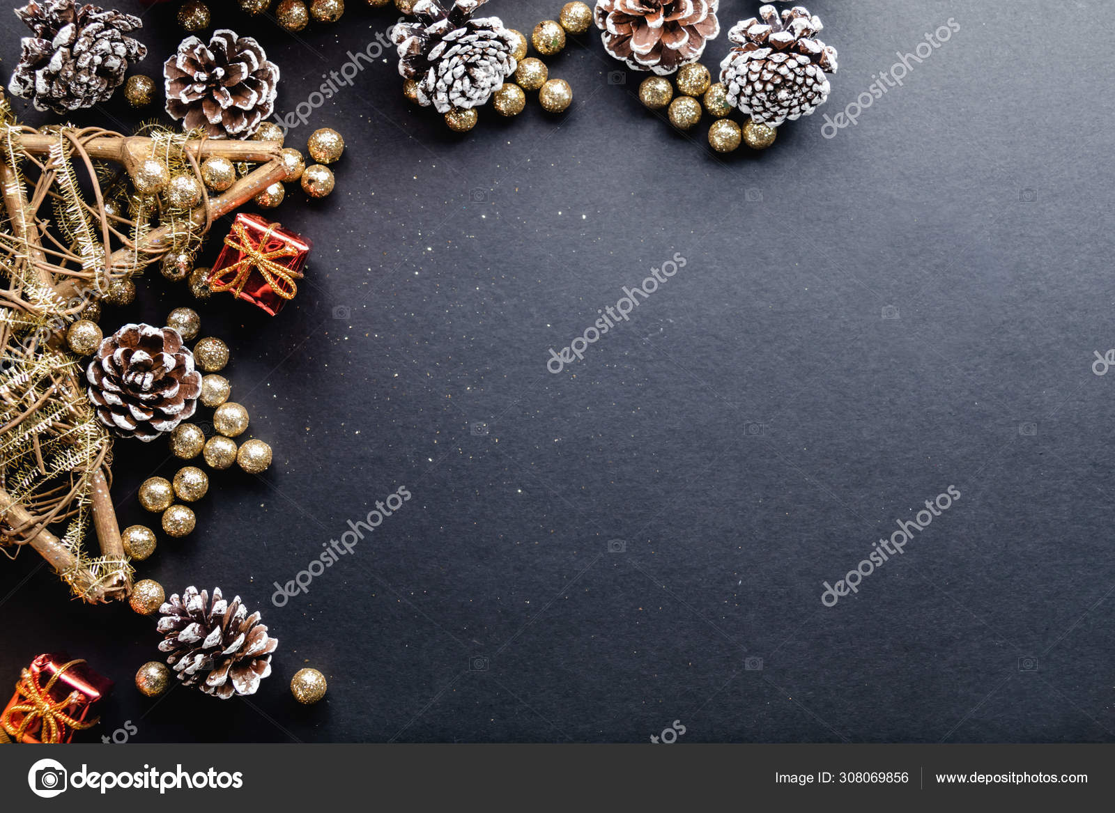 Decoração de Natal em fundo preto e espaço de cópia para o seu texto fotos,  imagens de © DMegias #308069856