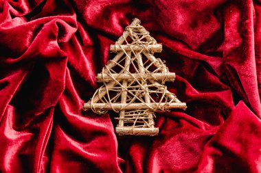 Kırmızı kadife arka plan üzerinde Mini noel ağacı. Noel dekorasyonu