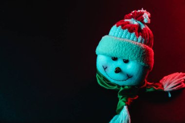 Siyah arka plan üzerinde Noel oyuncak kartopu