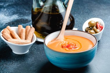 salmorejo ile kase, gazpacho benzer tipik bir İspanyol domates çorbası