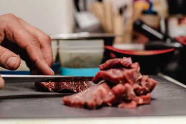 Şef restoranda 40 günlük ergenlik çağında sığır filetosu hazırlıyor.