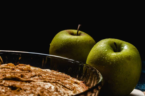 Солодкий домашній яблучний торт з корицею — стокове фото