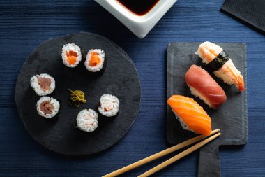ahşap masada çeşitli suşi tabağı