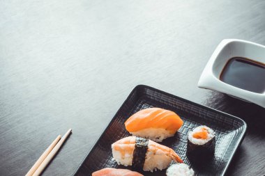 Asya yemekleri yemeye hazır. Suşi restoran