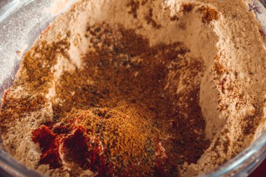 Adam evde Seitan pişirme işlemi yapıyor. Evde vejetaryen et nasıl hazırlanır?