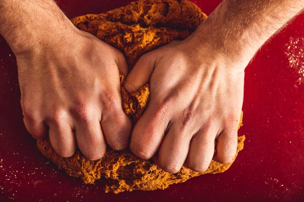 Mannen som lagar seitansk mat hemma. Hur man förbereder seitan hemma vegan kött — Stockfoto