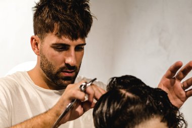 Konsantre Berber Mükemmel Saç Kesimi Yapıyor