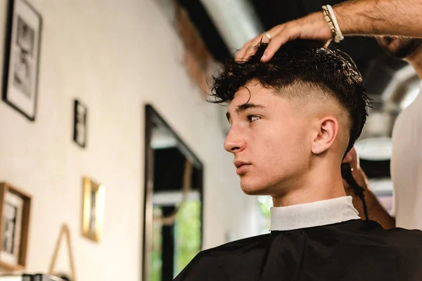 Подросток, стригущийся в старинной парикмахерской — стоковое фото