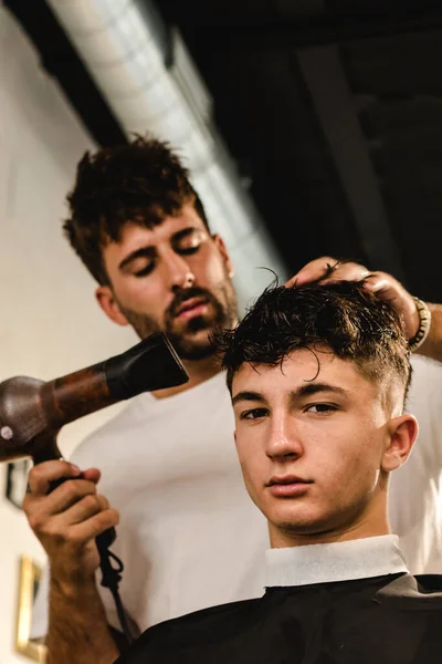 Уверенный подросток, посещающий парикмахерскую — стоковое фото